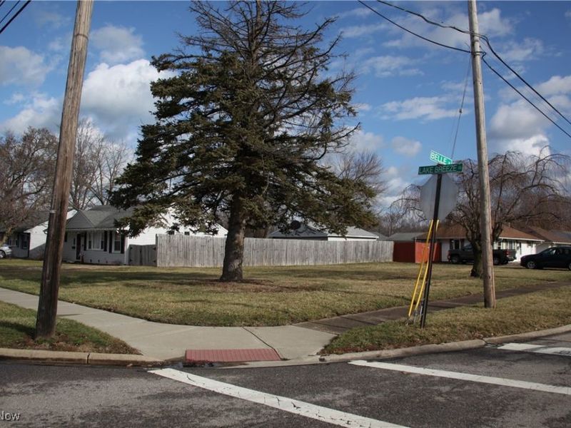 923 Lake Breeze Road, Sheffield Lake, OH 44054 Photo 2