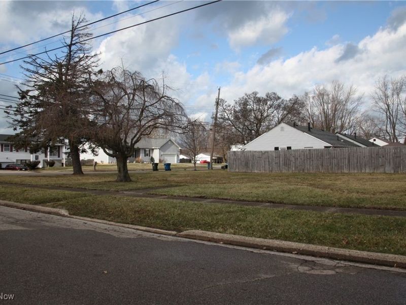 923 Lake Breeze Road, Sheffield Lake, OH 44054 Photo 3