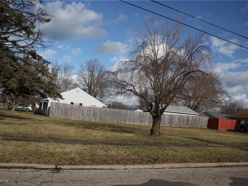 923 Lake Breeze Road, Sheffield Lake, OH 44054 Photo 5