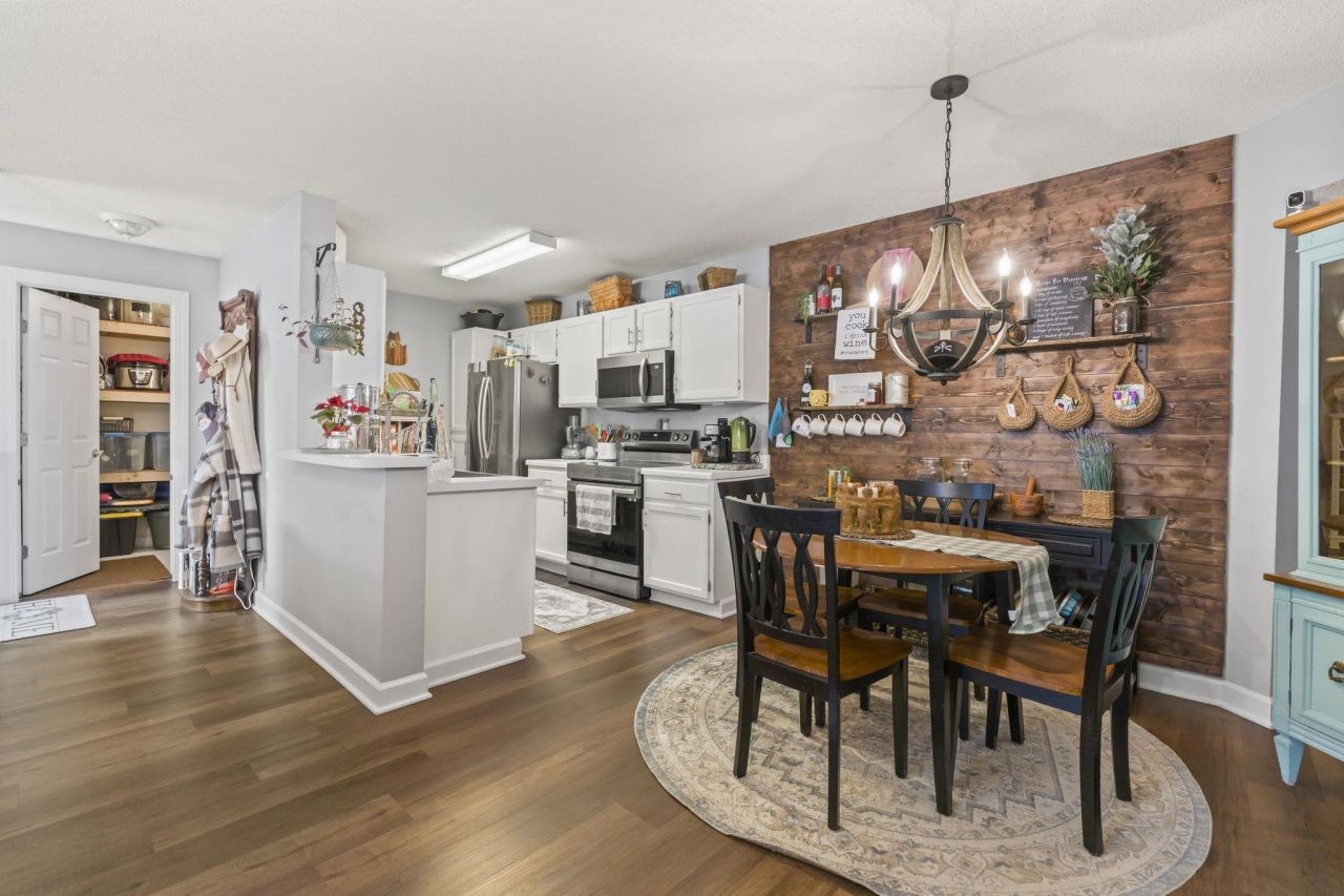 4383 Daphne Ln. Photo 8