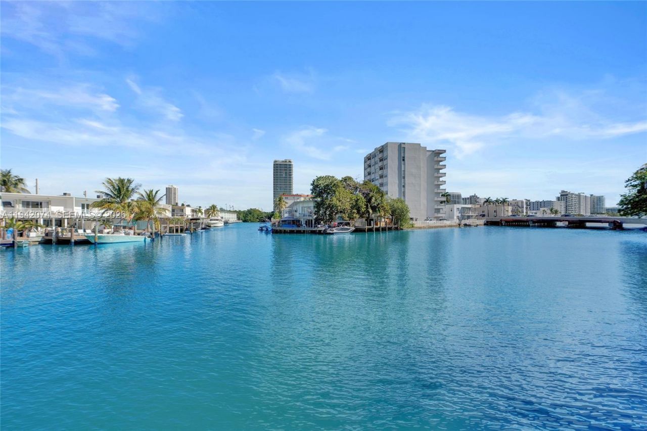 7133 Bay Dr, Unit 305, Miami Beach, FL 33141 Photo