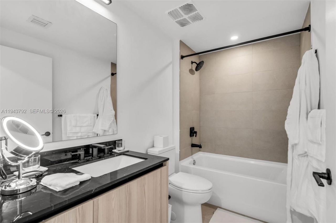 225 N Miami Ave, Unit 301, Miami, FL 33128 Photo