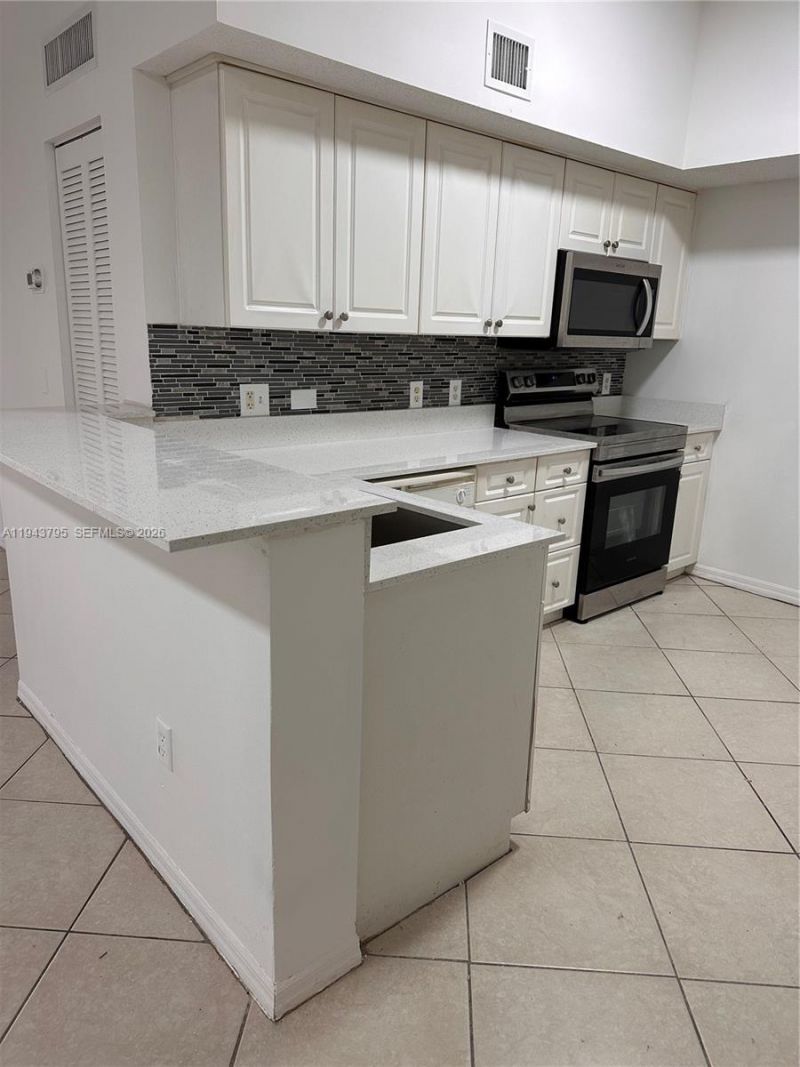 9640 NW 2nd St, Unit 5-306, Pembroke Pines, FL 33024 Photo