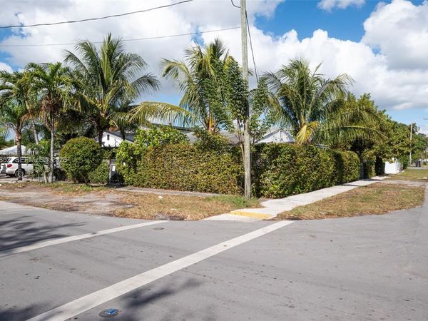 1401 NW 44th St, Miami, FL 33142