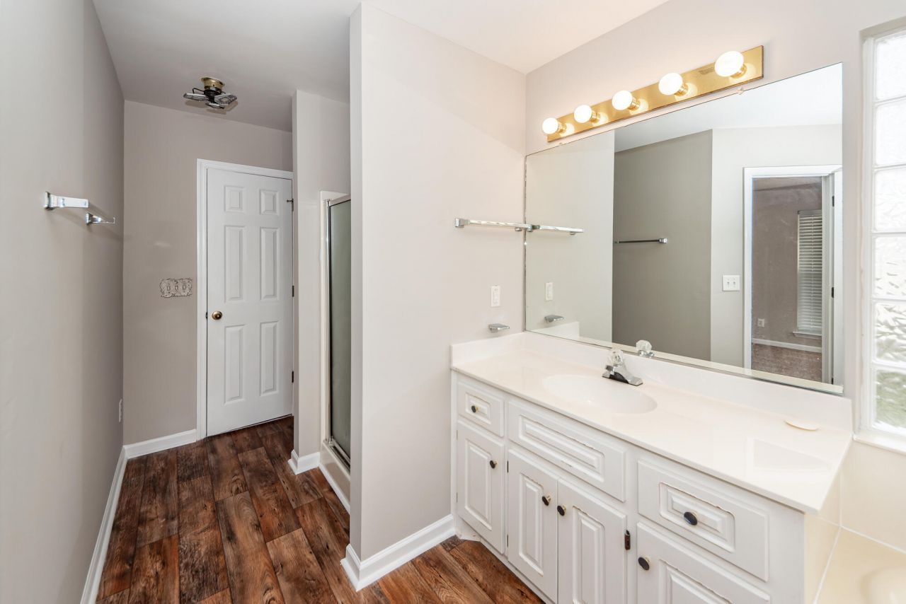 106 Journeys End Lane Photo 18