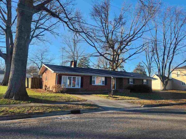 458 W MAPLE Street, Nashville, IL 62263