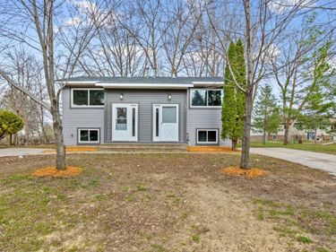 571 N Montgomery Avenue, Le Center, MN 56057