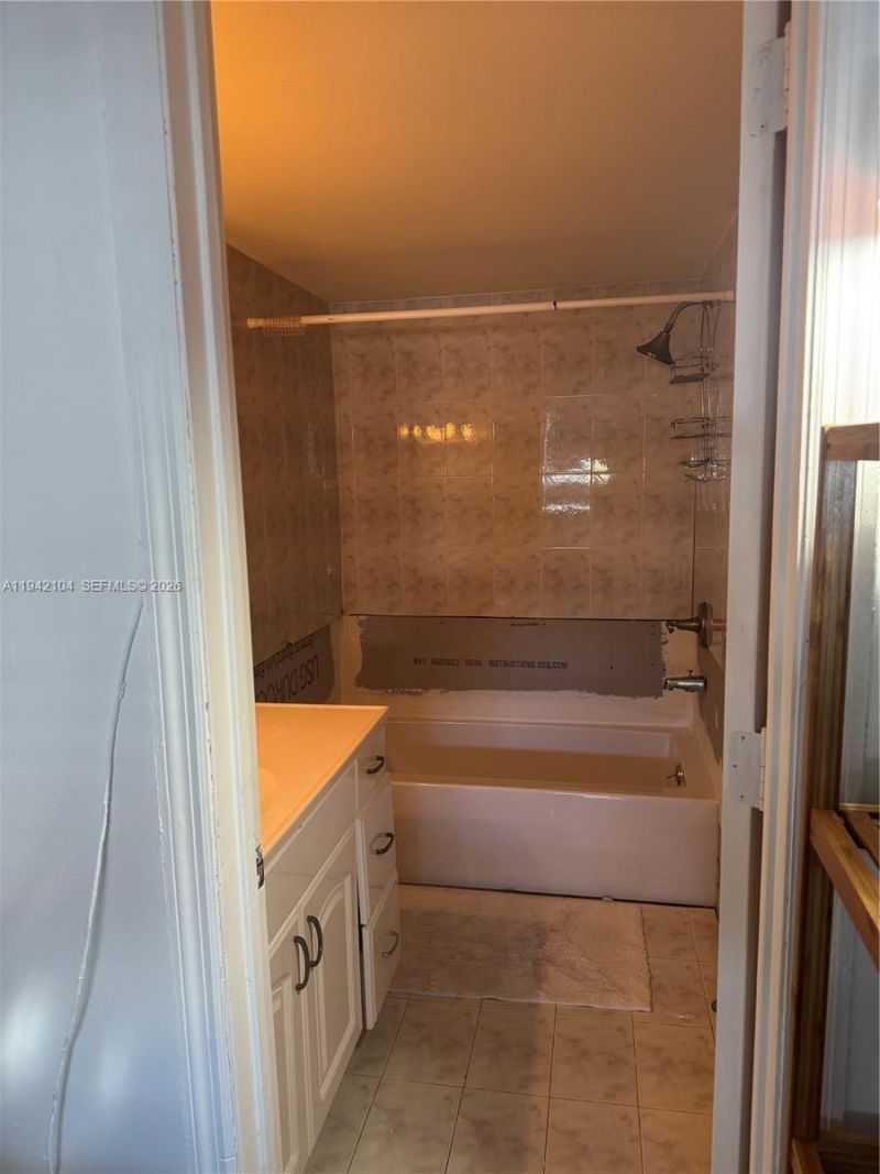 9421 Fontainebleau Blvd, Unit 204, Miami, FL 33172 Photo