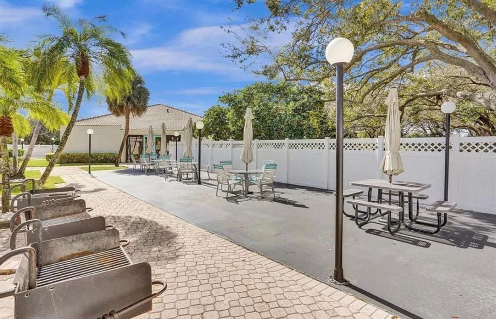 3001 W Rolling Hills Cir, Unit 608, Davie, FL 33328 Photo