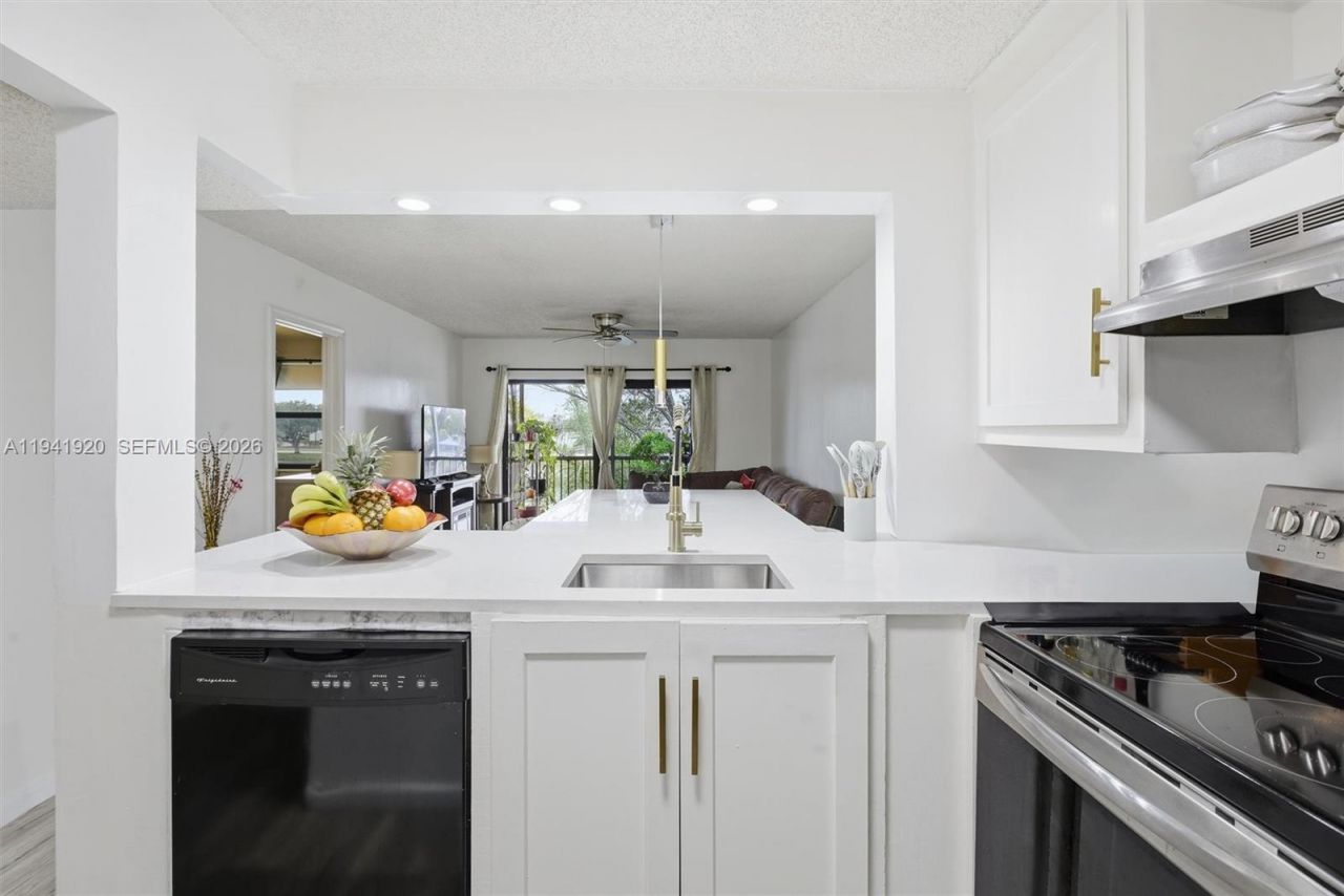 5501 Lakeside Dr, Unit 204, Margate, FL 33063 Photo