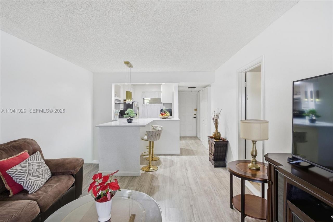 5501 Lakeside Dr, Unit 204, Margate, FL 33063 Photo