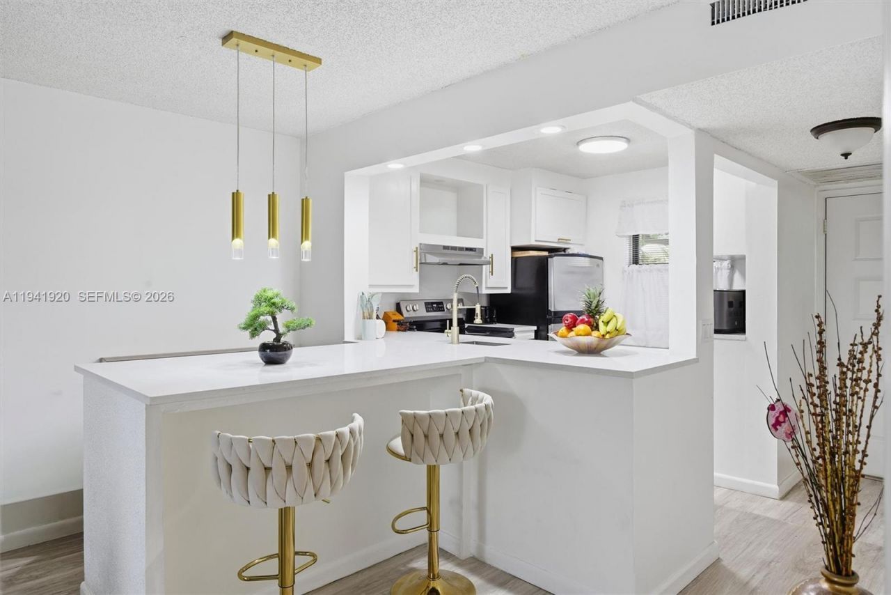 5501 Lakeside Dr, Unit 204, Margate, FL 33063 Photo