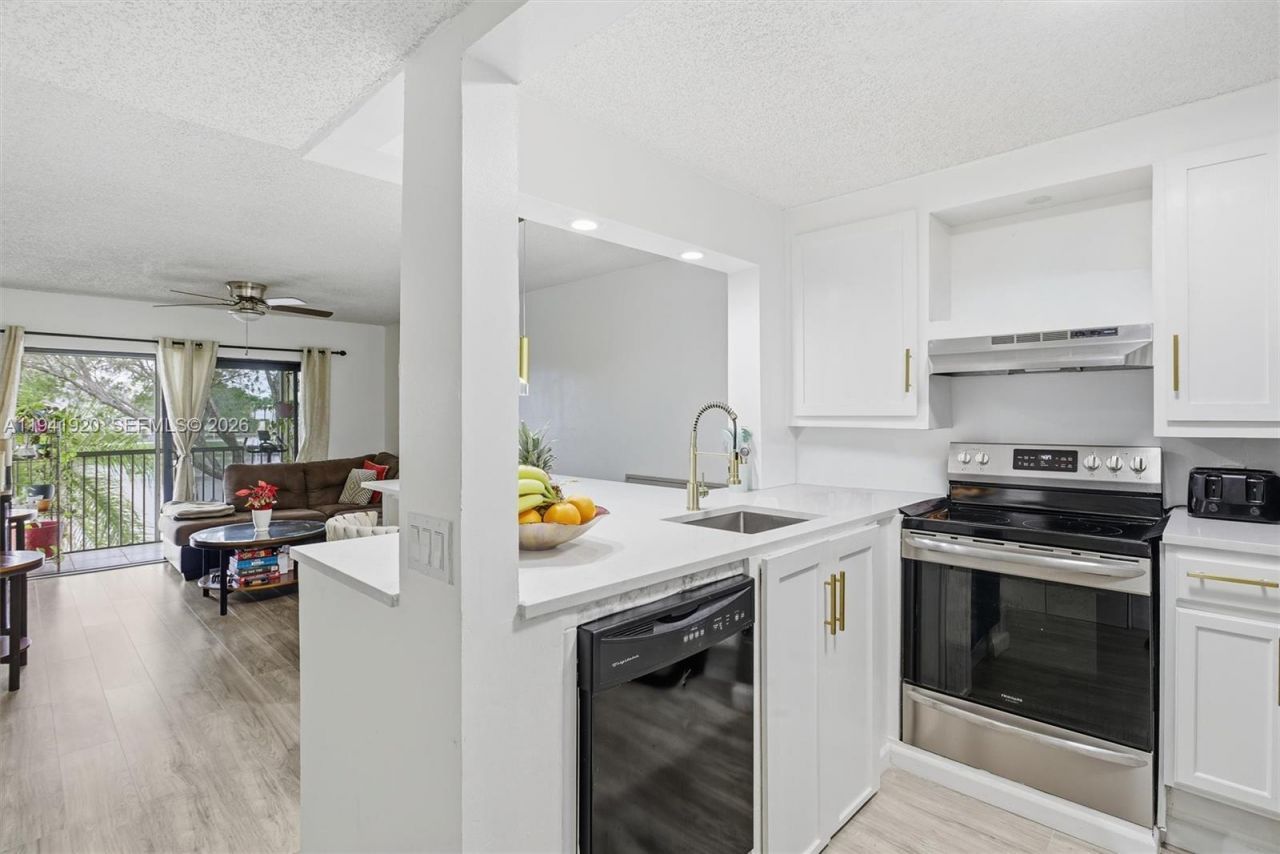 5501 Lakeside Dr, Unit 204, Margate, FL 33063 Photo