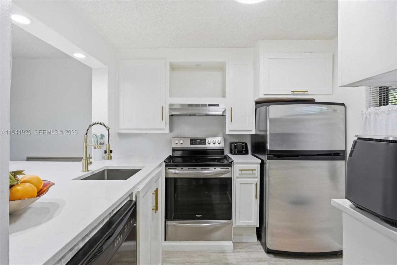 5501 Lakeside Dr, Unit 204, Margate, FL 33063 Photo