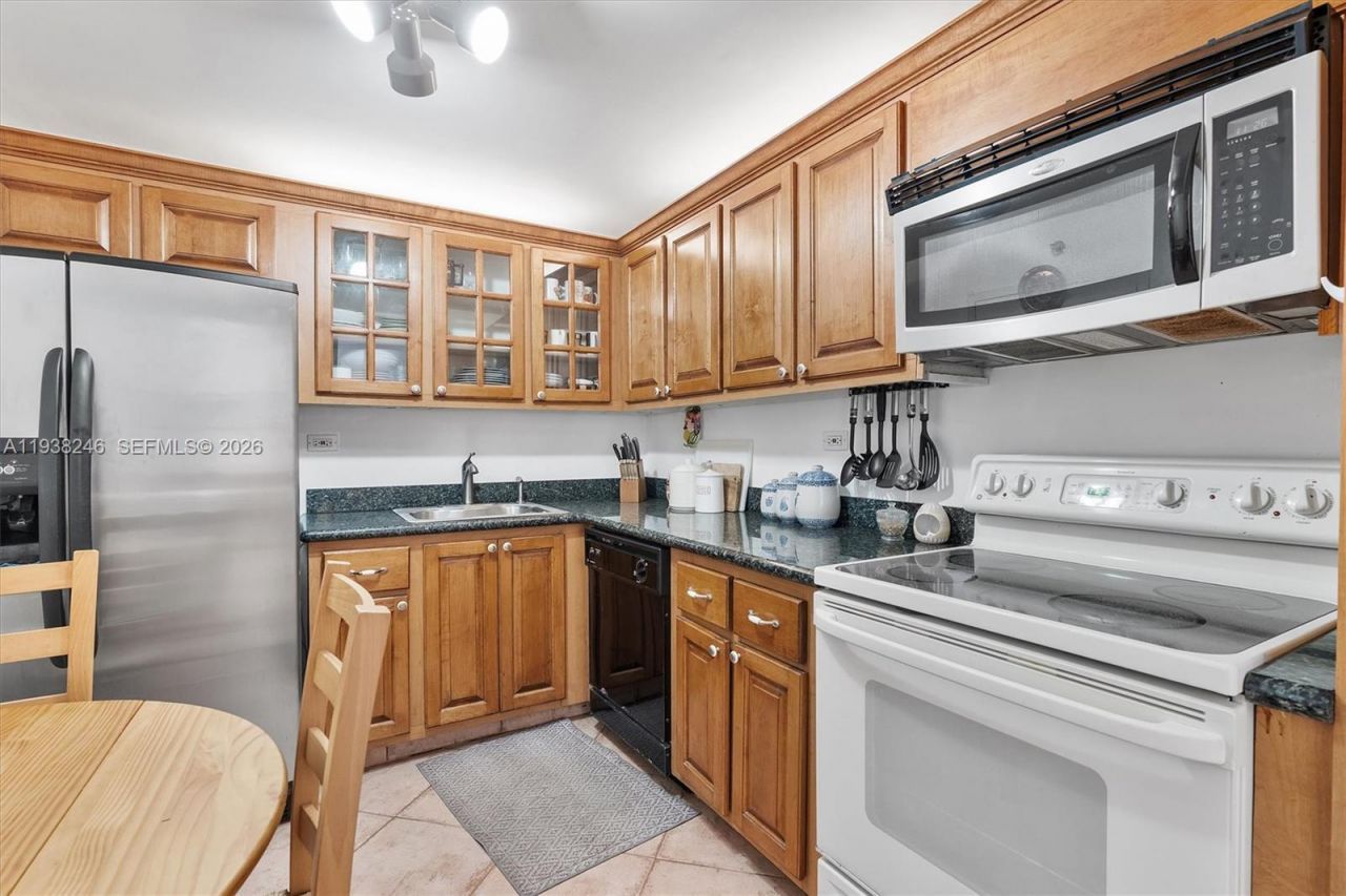 6039 Collins Ave , Unit 1104, Miami Beach, FL 33140 Photo