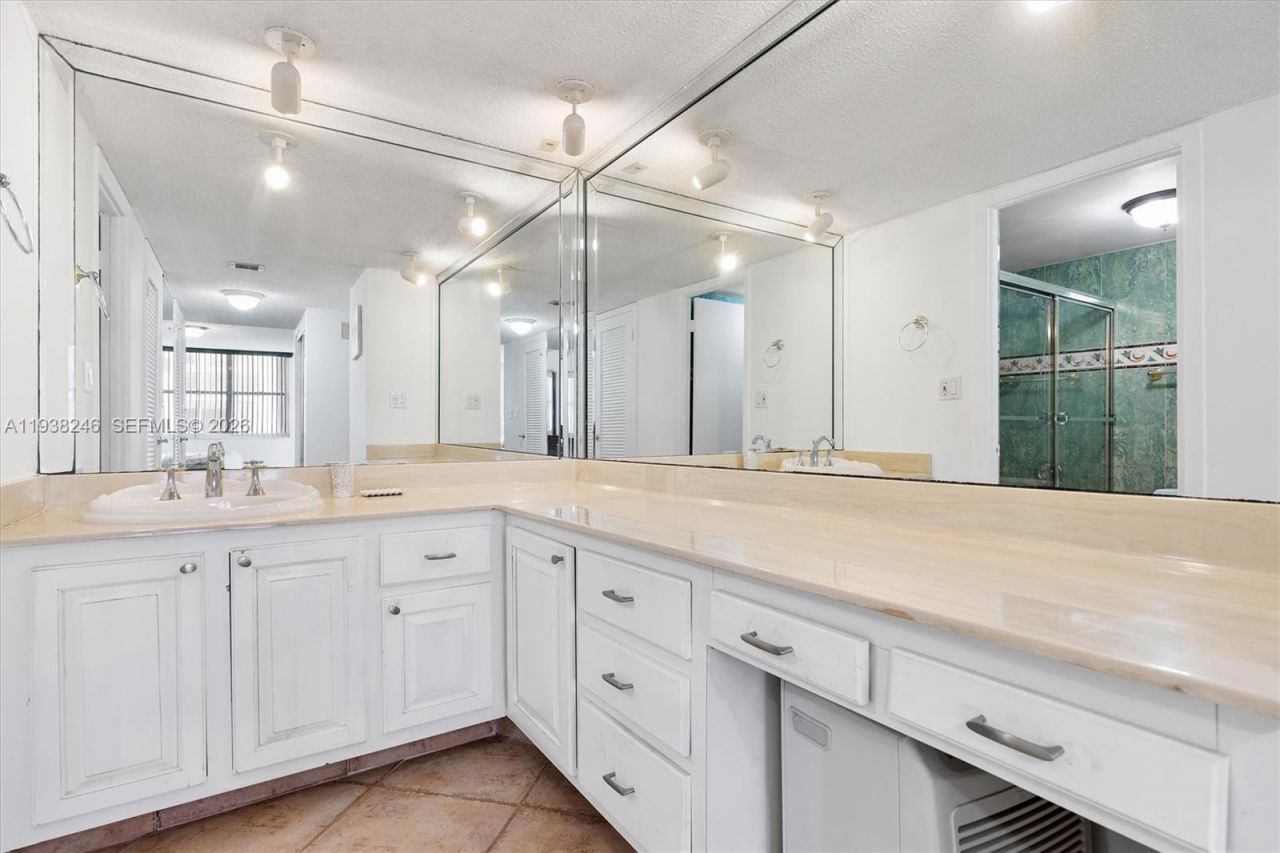 6039 Collins Ave , Unit 1104, Miami Beach, FL 33140 Photo