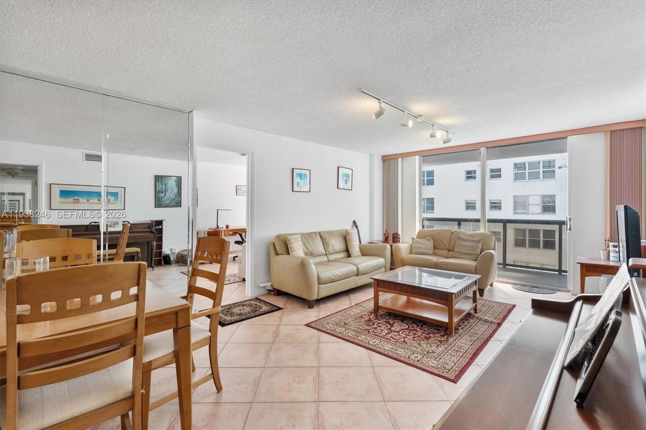 6039 Collins Ave , Unit 1104, Miami Beach, FL 33140 Photo