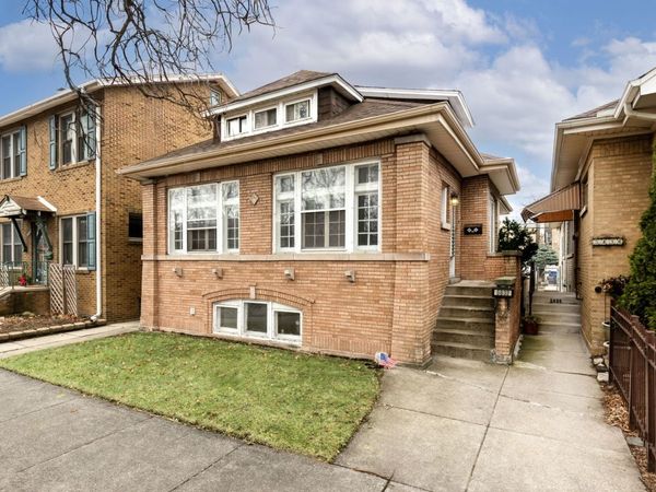 5832 N Sacramento Avenue, Chicago, IL 60659