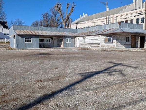 100 Oregon Street, Hiawatha, KS 66434