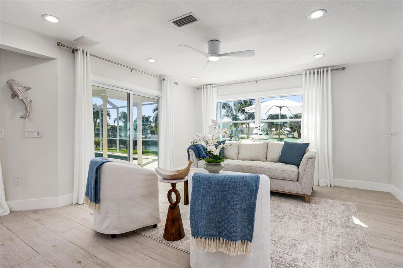 616 Foxworth Lane, Holmes Beach, FL 34217 Photo