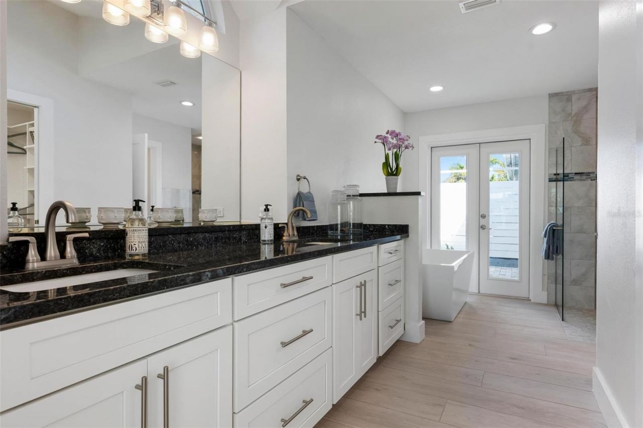 616 Foxworth Lane, Holmes Beach, FL 34217 Photo