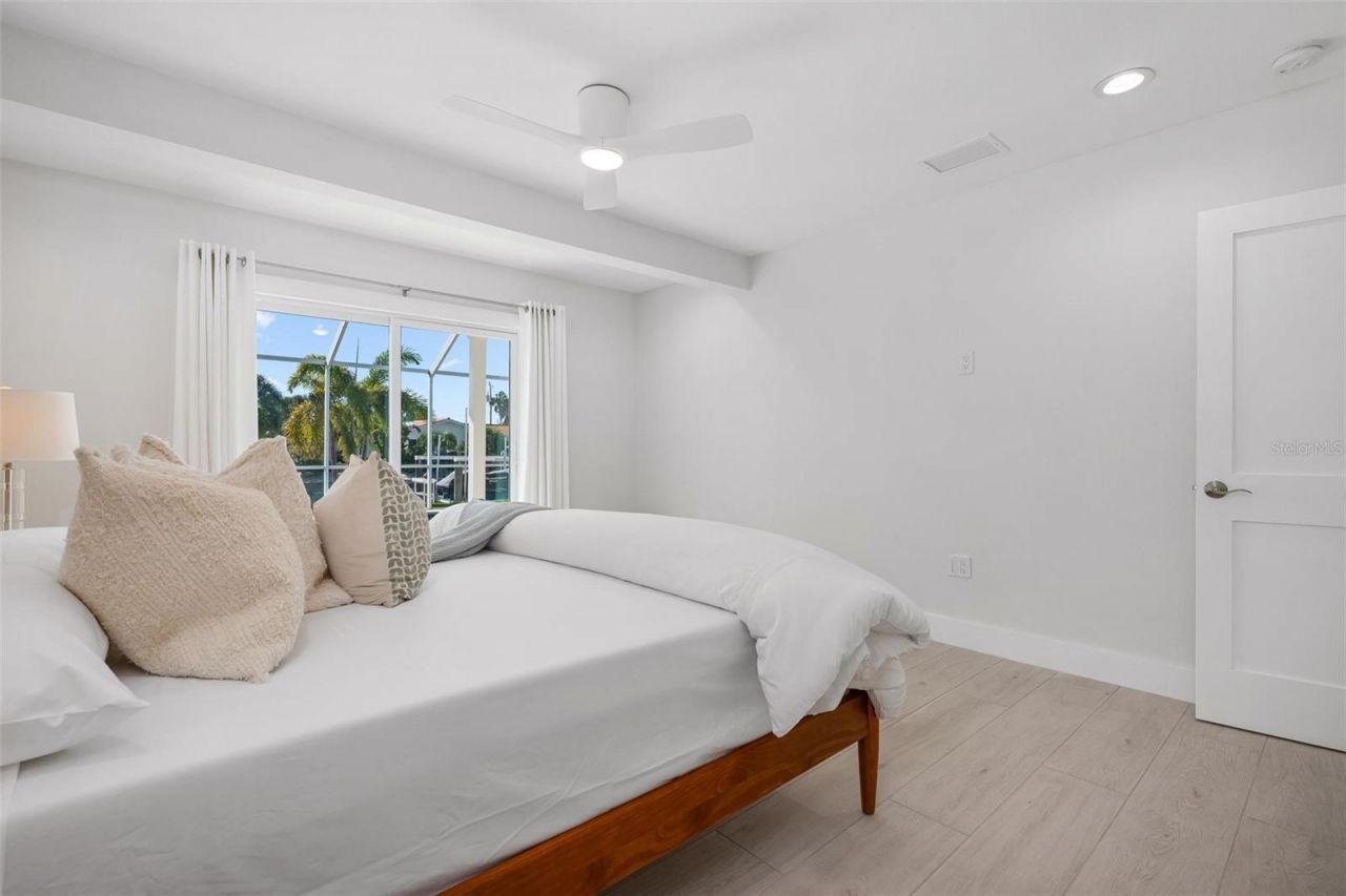 616 Foxworth Lane, Holmes Beach, FL 34217 Photo