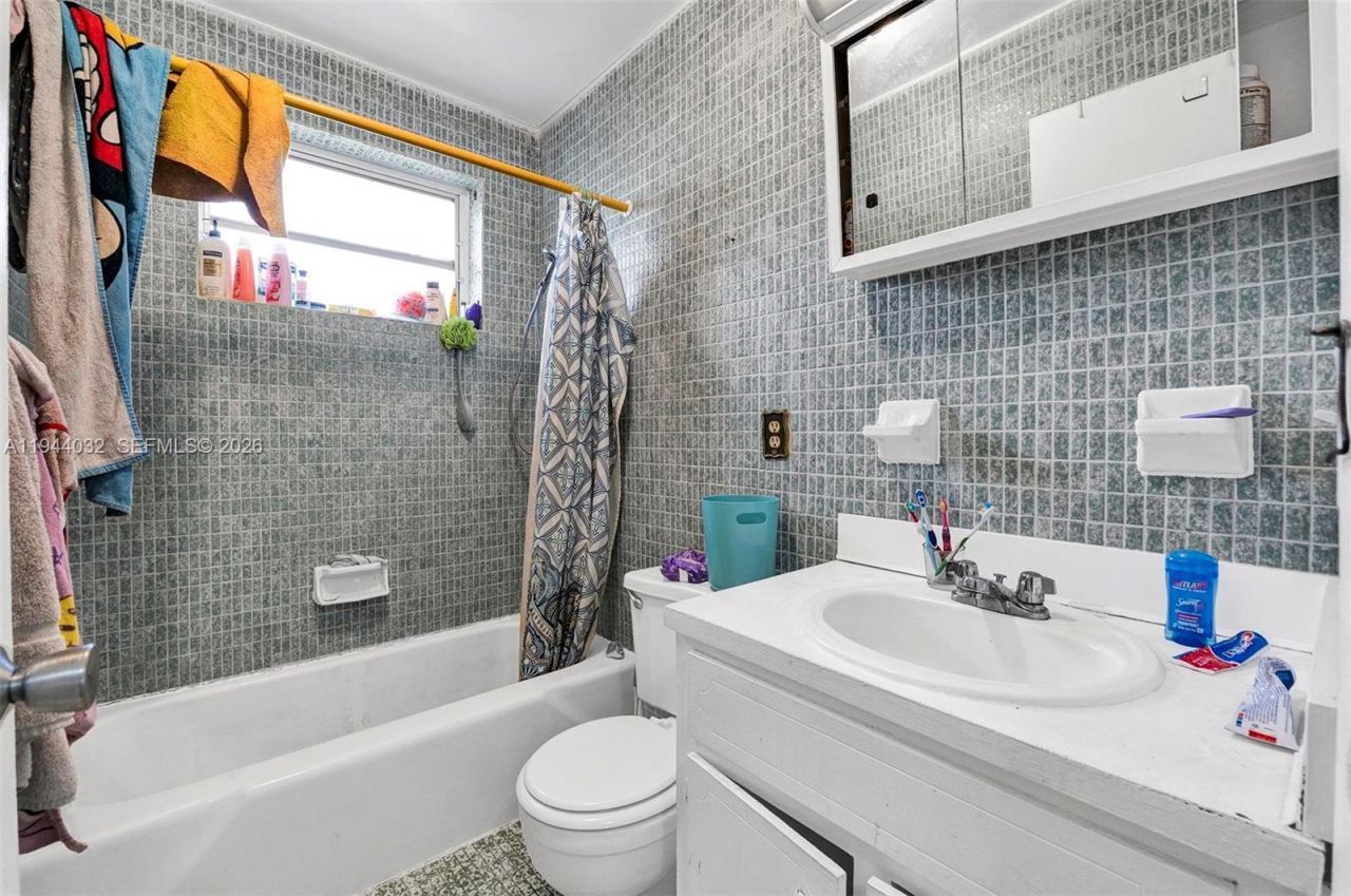 1900 NW 88th St, Miami, FL 33147 Photo