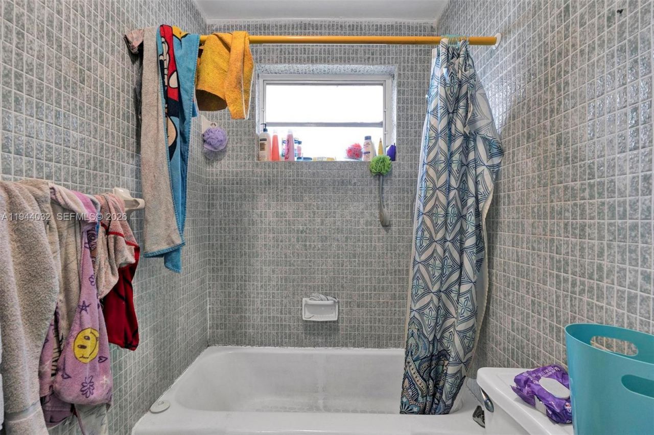 1900 NW 88th St, Miami, FL 33147 Photo