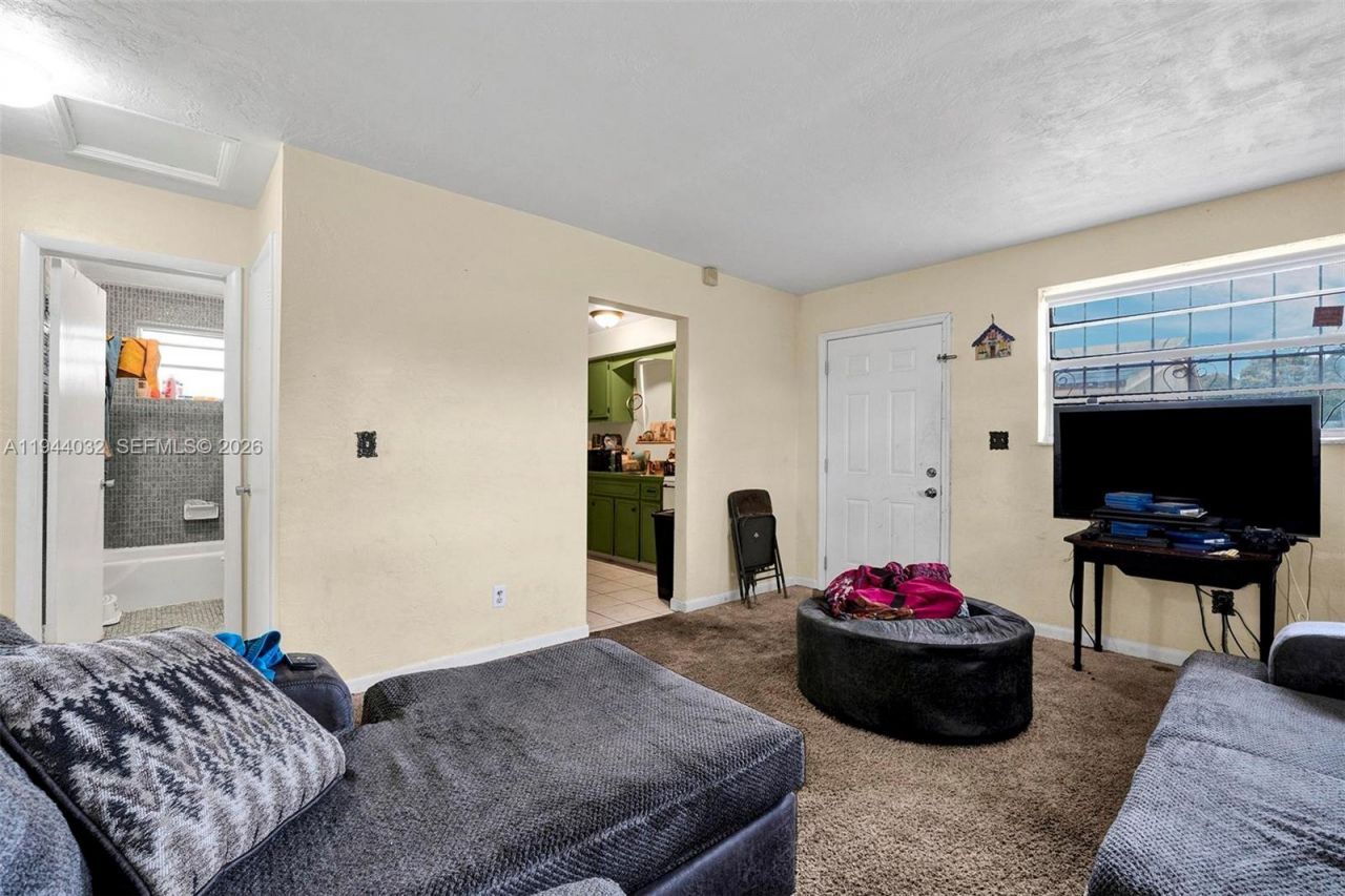 1900 NW 88th St, Miami, FL 33147 Photo