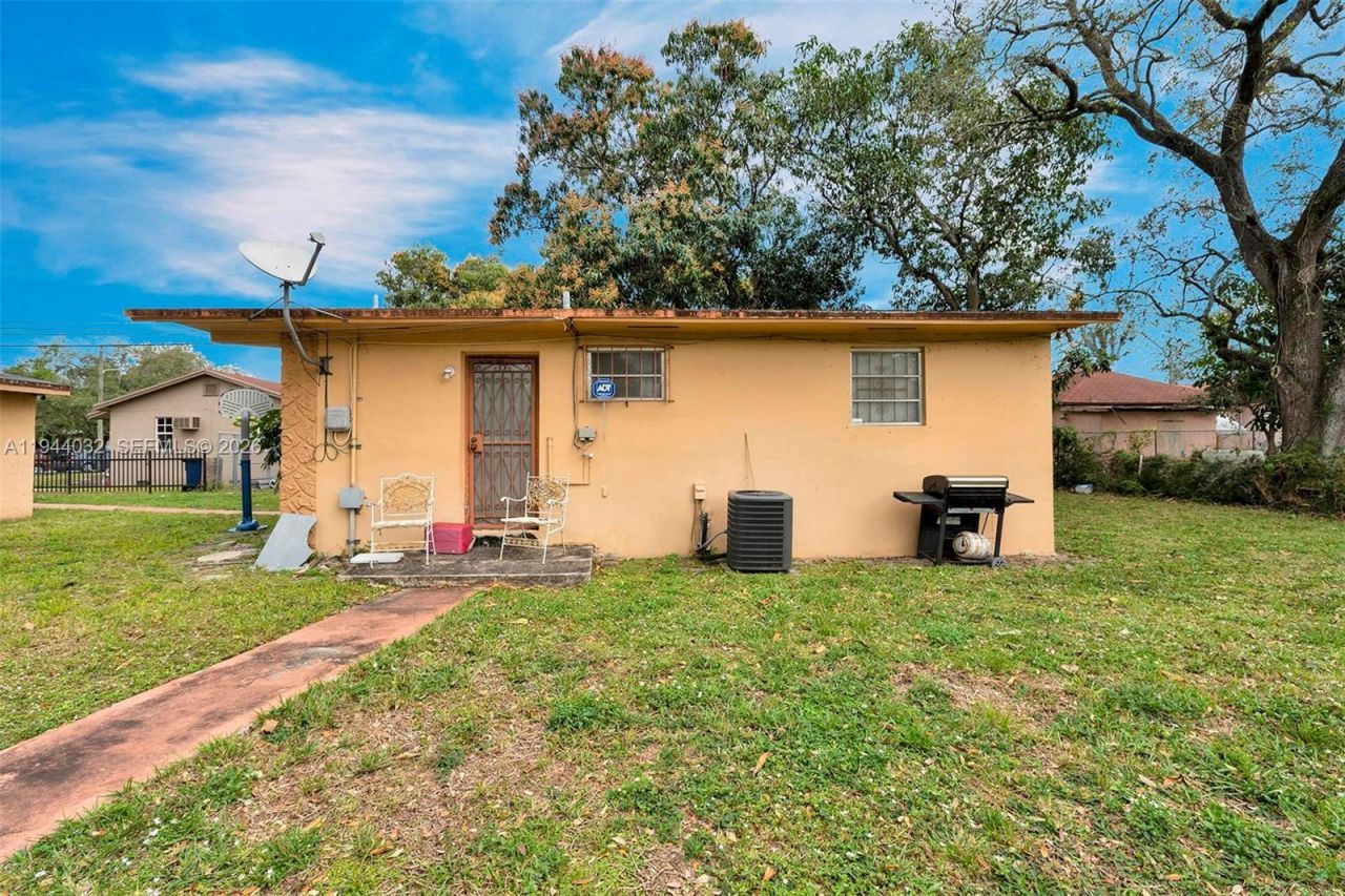 1900 NW 88th St, Miami, FL 33147 Photo