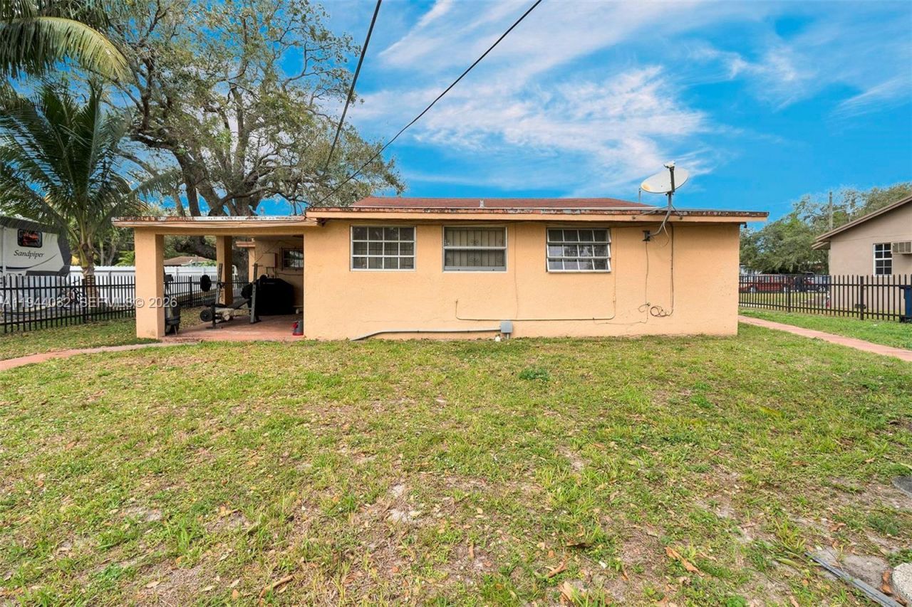 1900 NW 88th St, Miami, FL 33147 Photo