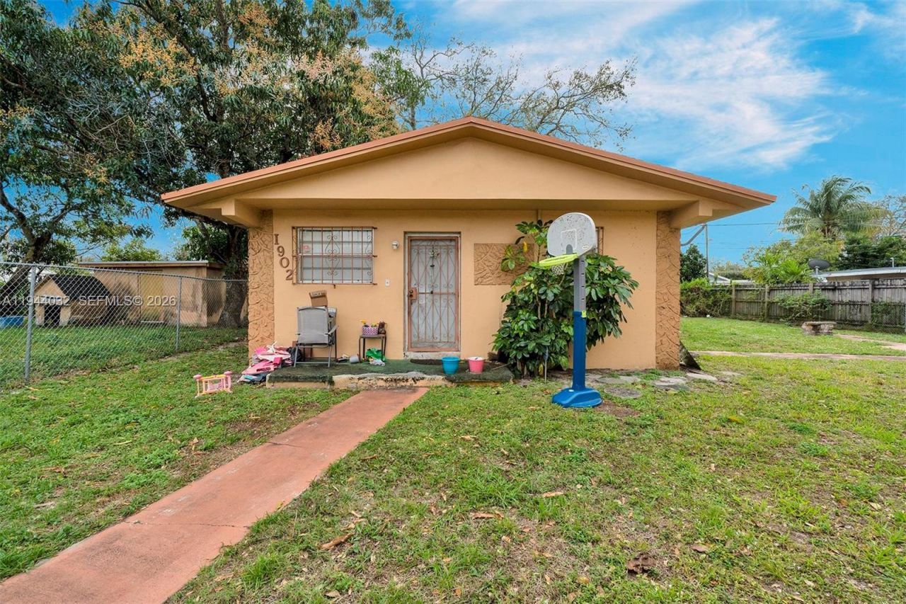 1900 NW 88th St, Miami, FL 33147 Photo