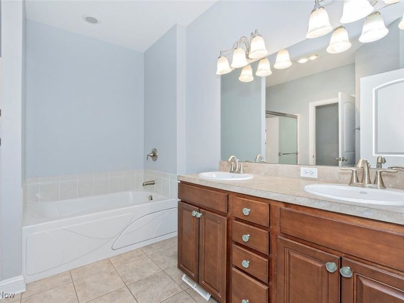 405 Creekside Drive, Mayfield Heights, OH 44143 Photo 30