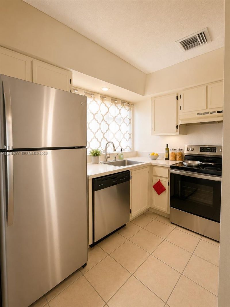 885 NE 213th Ter, Unit 2, Miami, FL 33179 Photo