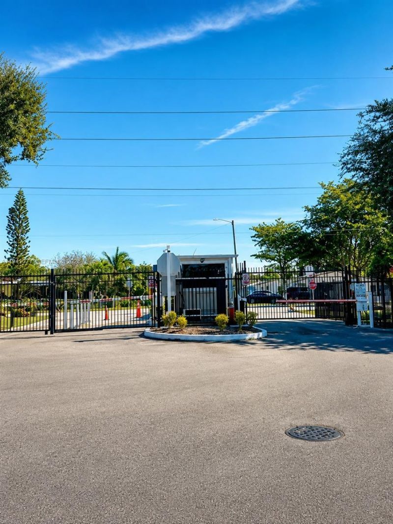 885 NE 213th Ter, Unit 2, Miami, FL 33179 Photo