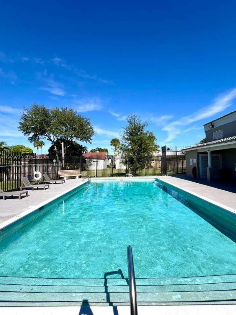 885 NE 213th Ter, Unit 2, Miami, FL 33179 Photo