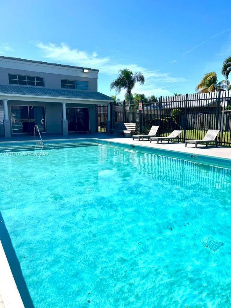 885 NE 213th Ter, Unit 2, Miami, FL 33179 Photo