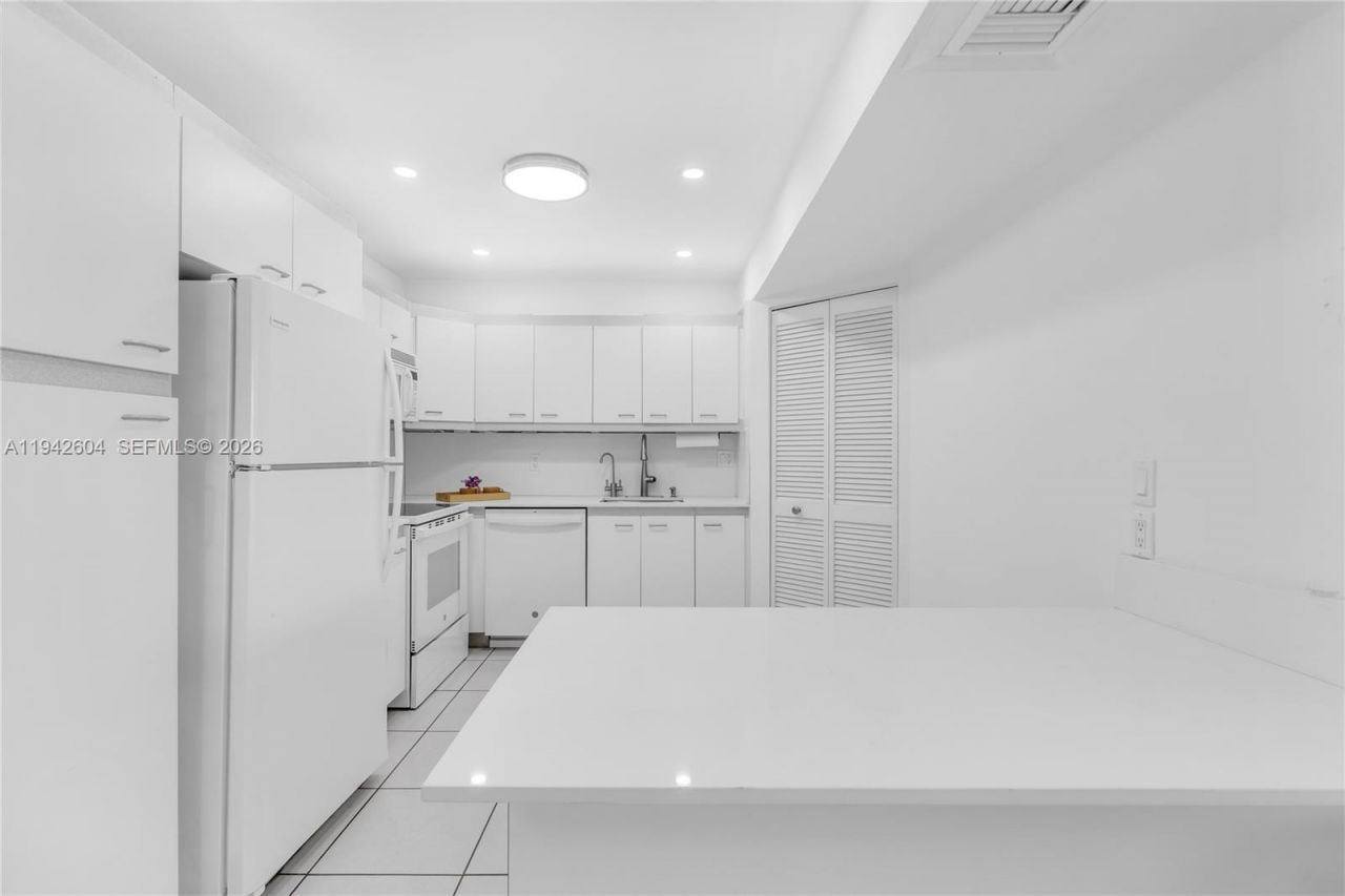 9273 Collins Ave, Unit 503, Surfside, FL 33154 Photo