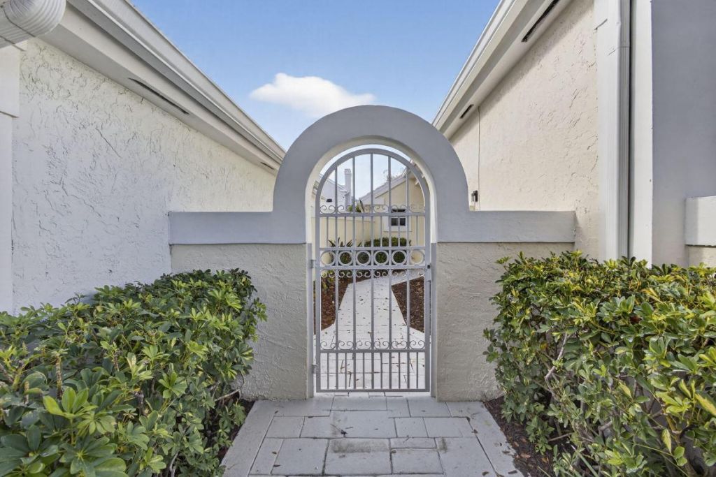 18 Selby Lane, Palm Beach Gardens, FL 33418 Photo