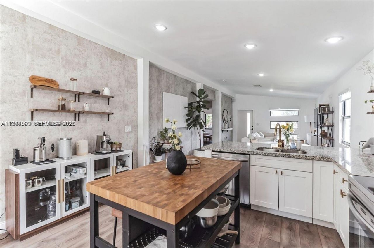 944 NW 64th St , Miami, FL 33150 Photo