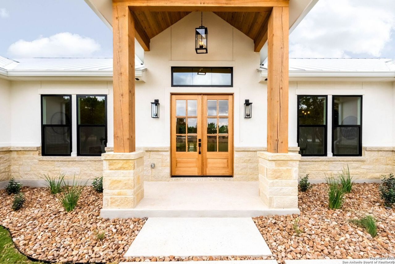 456 Rio Azul Dr, Pipe Creek, TX 78063 Main Photo