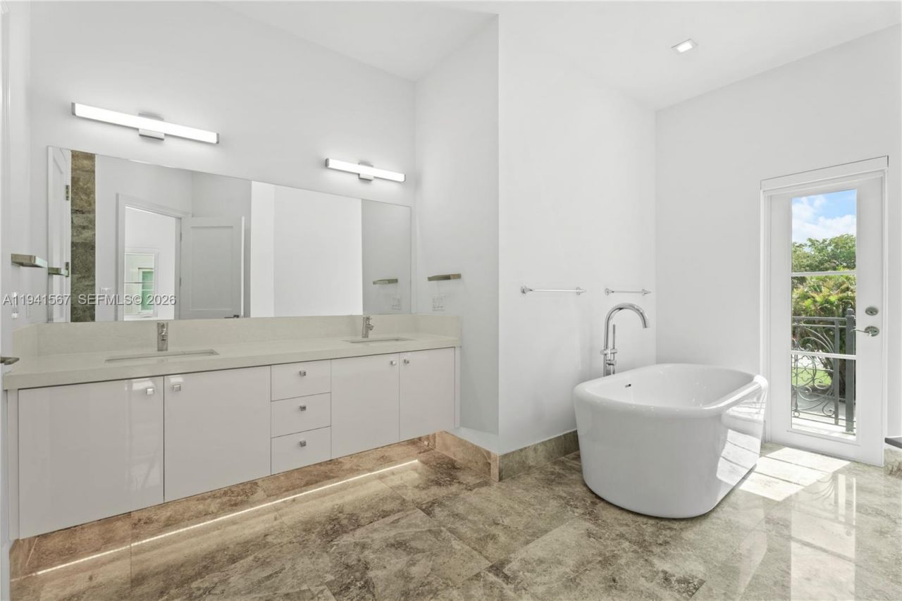 315 Santander Ave, Unit 311, Coral Gables, FL 33134 Photo