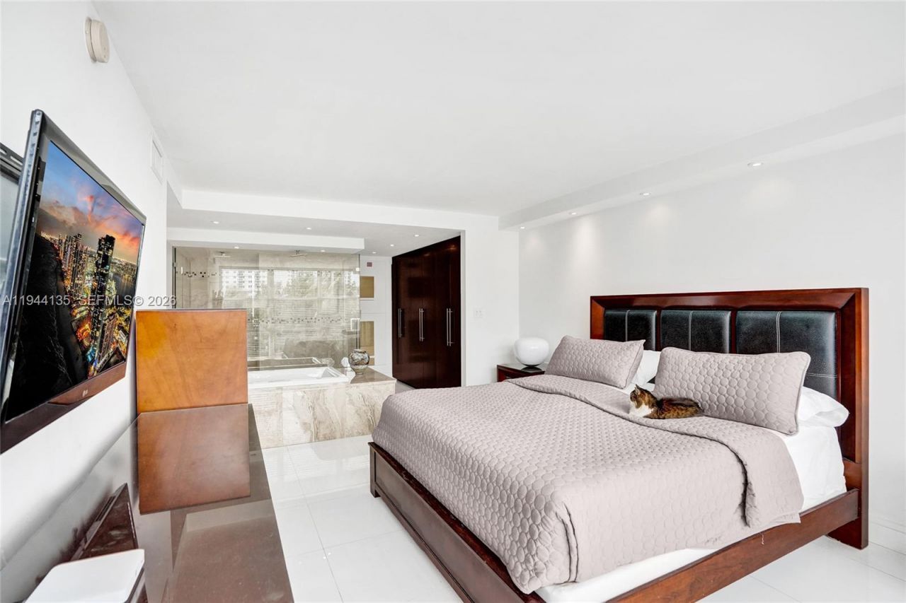 1000 Parkview Dr, Unit 330, Hallandale Beach, FL 33009 Photo