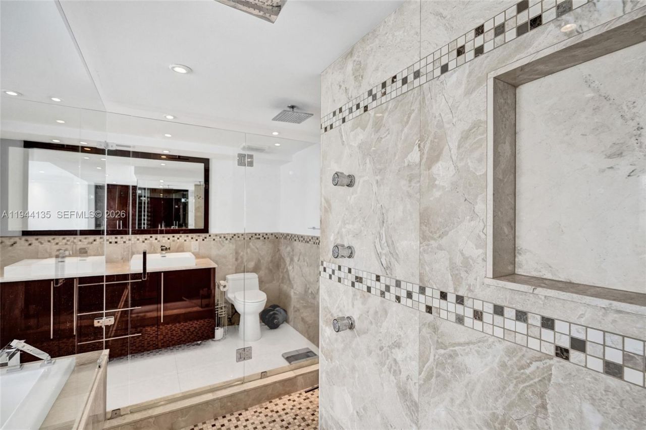 1000 Parkview Dr, Unit 330, Hallandale Beach, FL 33009 Photo