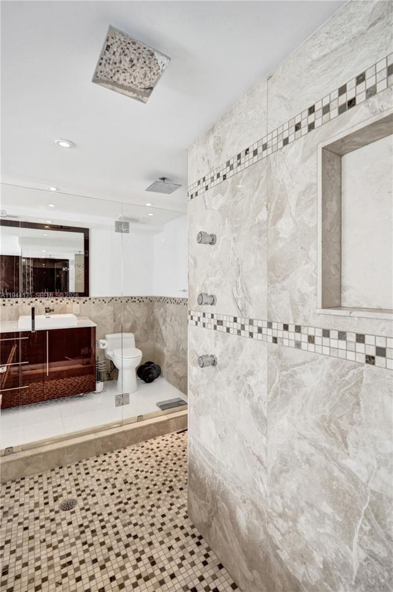 1000 Parkview Dr, Unit 330, Hallandale Beach, FL 33009 Photo