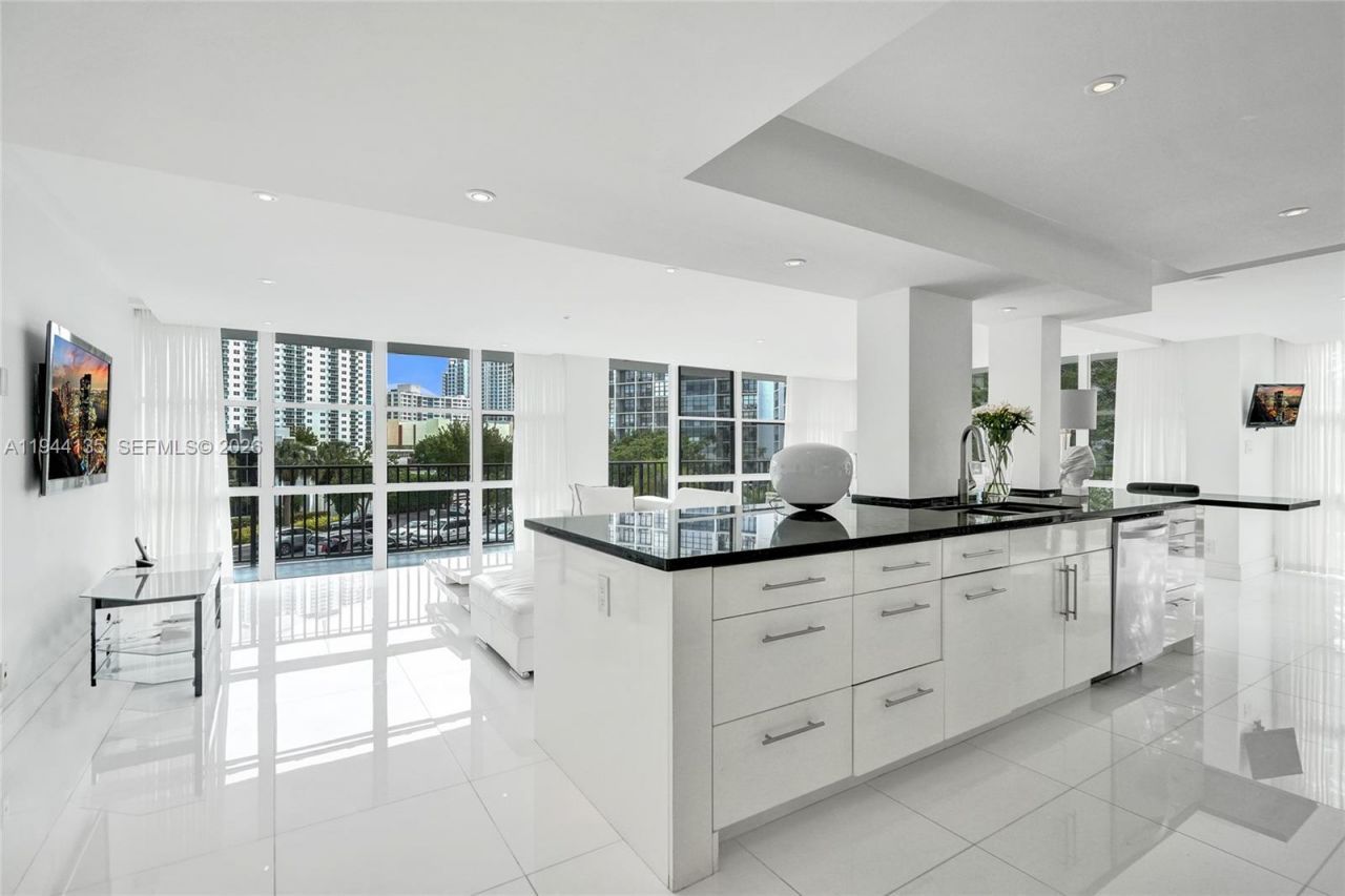 1000 Parkview Dr, Unit 330, Hallandale Beach, FL 33009 Photo