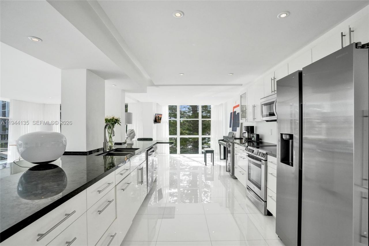 1000 Parkview Dr, Unit 330, Hallandale Beach, FL 33009 Photo