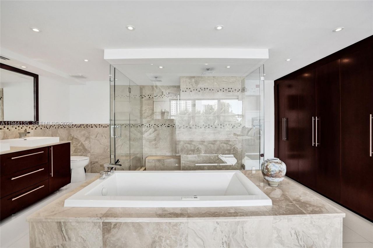 1000 Parkview Dr, Unit 330, Hallandale Beach, FL 33009 Photo