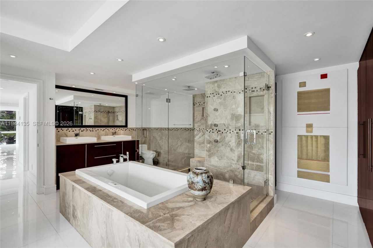 1000 Parkview Dr, Unit 330, Hallandale Beach, FL 33009 Photo