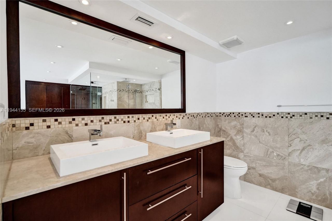 1000 Parkview Dr, Unit 330, Hallandale Beach, FL 33009 Photo